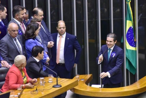 Com 35 anos, Hugo Motta (na tribuna) é o deputado mais jovem a se eleger presidente da Câmara pós-redemocratização