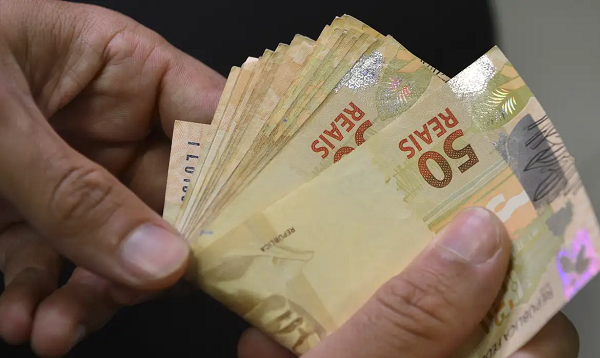 Salários podem ser creditados na conta até o dia 12 (Foto: Marcello Casal Jr/Agência Brasil)