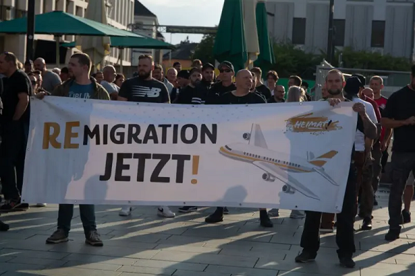 Cidadãos defendem deportação de imigrantes na Alemanha: partido de direita radical AfD tem crescido no país (Foto: Getty Images)