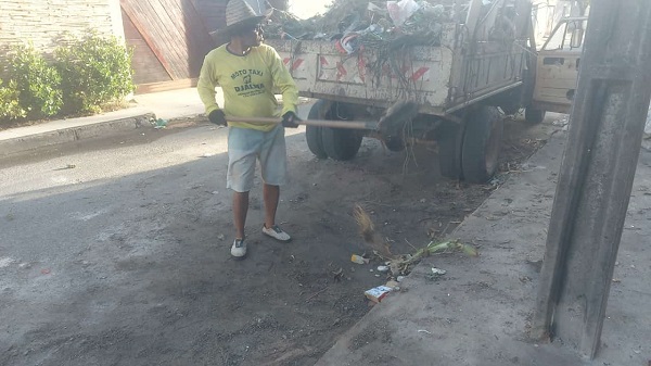 A quantidade já era tanta, que o prestador contratado, teve que dar duas viagens com sua caminhonete - Foto: Morador