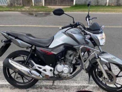 A moto, uma Honda FAN CG 160, Placa RDI6H08, de cor prata, foi furtada quando estava estacionada na porta da casa do proprietário (Foto: Reprodução)