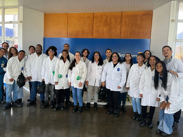 TEORIA E PRÁTICA - Estudantes conhecem rotina industrial em visita ao Polo de Camaçari