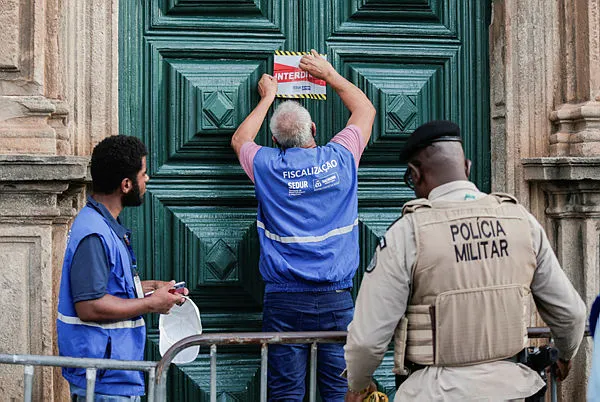 Prefeitura interdita igreja de São Francisco de Assis após desabamento de teto (Foto: Uendel Galter/AG. A TARDE)