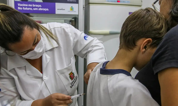 Vacina está disponível gratuitamente no SUS para crianças e a adolescentes de 9 a 14 anos (Foto: Rovena Rosa/Agência Brasil)