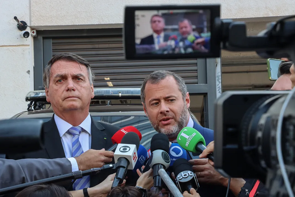 O ex-presidente Jair Bolsonaro, fala com jornalistas, na sede da Polícia Federal em Brasília (Foto: Valter Campanato/Agência Brasil)