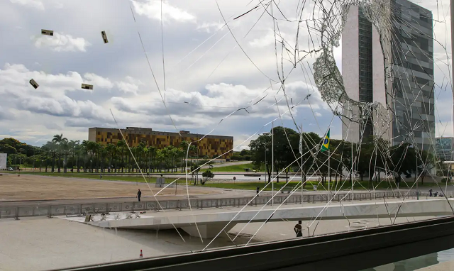 Janelas danificadas no Palácio do Planalto após atos terroristas no ultimo domingo (Foto: © Fabio Rodrigues-Pozzebom/Agência Brasil)