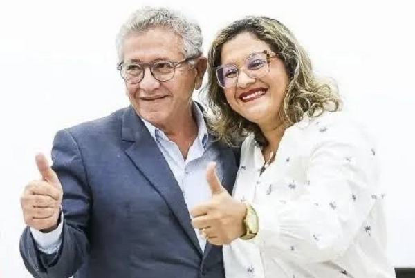 Prefeito Luiz Caetano ao lado da enfermeira sanitarista e nova titular da SESAU, Rosangela Almeida (Foto: Reprodução)