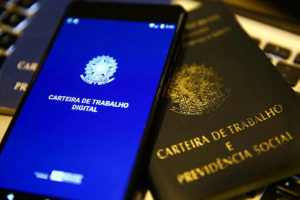 Trabalhadores com carteira assinada poderão obter crédito consignado (Foto: Marcelo Camargo/Agência Brasil)