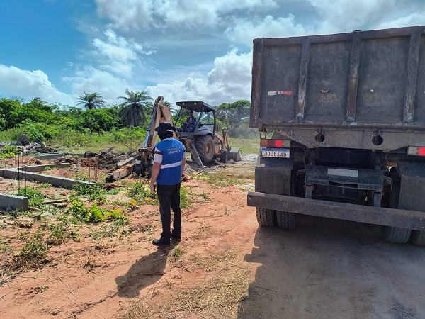 Suofis realizou a remoção de construções irregulares em uma Área de Preservação Ambiental (APA) na localidade da Caraúna (Foto: Divulgação/Ascom-PMC) Suofis realizou a remoção de construções irregulares em uma Área de Preservação Ambiental (APA) na localidade da Caraúna (Foto: Divulgação/Ascom-PMC)