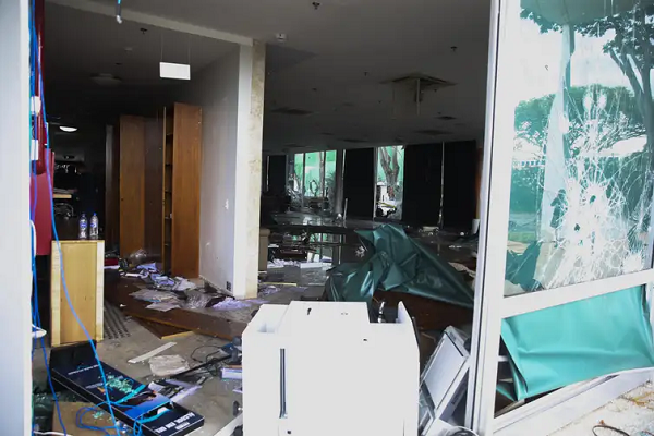 Vândalos entram em conflito com policiais da Força Nacional entre os prédios do Congresso Nacional e Palácio do Planalto (Foto: Joedson Alves/Arquivo Agência Brasil)