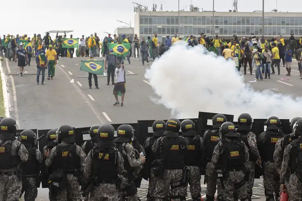 Vândalos entram em conflito com policiais da Força Nacional entre os prédios do Congresso Nacional e Palácio do Planalto (Foto: Joedson Alves/Arquivo Agência Brasil)