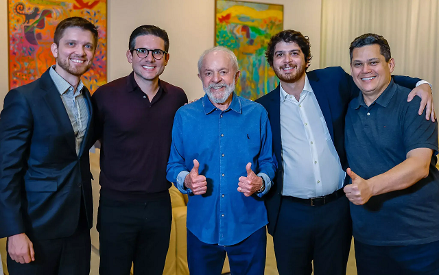 Juca Avelino (neto de Eunice e Rubens Paiva), Hugo Motta, Hugo Motta, Lula, Chico Rubens Paiva e Davi Alcolumbre (Foto: Ricardo Stuckert/PR)