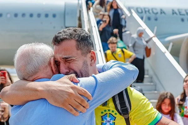 Grupo de repatriados do Líbano na Base Aérea de São Paulo (Foto: Ricardo Stucker)