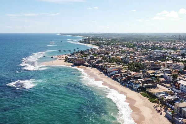 Camaçari tem a segunda maior faixa litorânea do estado, com 42 km de praias (Foto: Rafael Kuster/PMC)