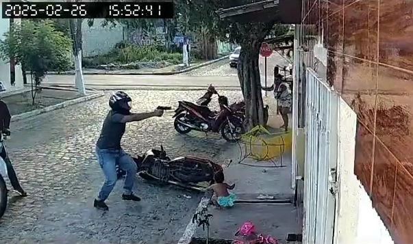 Criança fica 'esquecida' na calçada durante tiroteio (Foto: Reprodução/Redes Sociais)