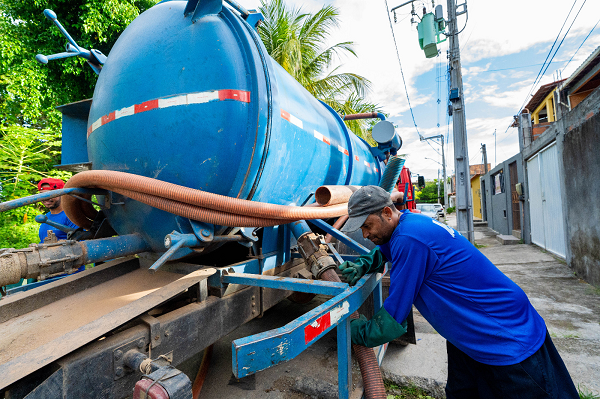 Intervenção permite o acesso aos serviços gratuitos de limpeza de fossa séptica e desentupimento de tubulação para as famílias que não contam com rede de saneamento em suas residências (Foto: Ascom/PMC)