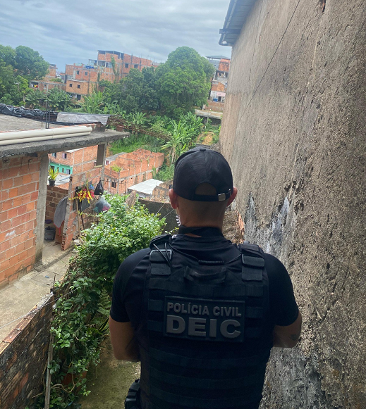 Prisão do suspeito aconteceu quando a vítima se dirigia a um banco e percebeu a presença de um veículo na porta da agência (Foto: Reprodução)