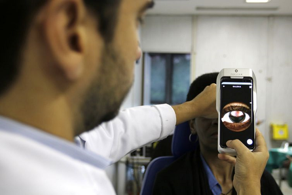 Exame de fundo de olho com um retinógrafo portátil (Foto: © Tânia Rêgo/Agência Brasil)
