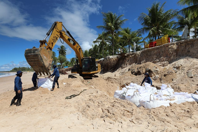 Trabalho emergencial teve início com instalação de um muro de contenção com sacos de areia (Foto: Ascom/PMC)