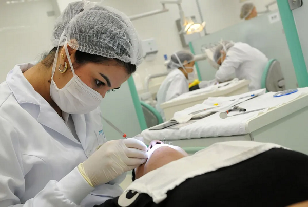 Mais de 4 milhões de restaurações dentárias gerais ocorreram no SUS em 2024 (Foto: Banco de Imagens do HRAC/USP Imagens)
