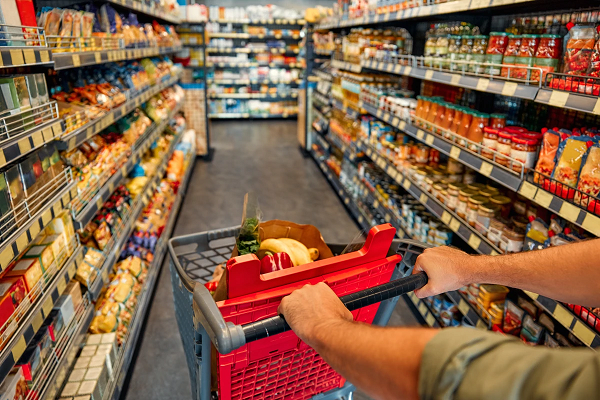 Produtos alimentícios continuam sendo os grandes vilões do orçamento doméstico (Foto: Shutterstock)