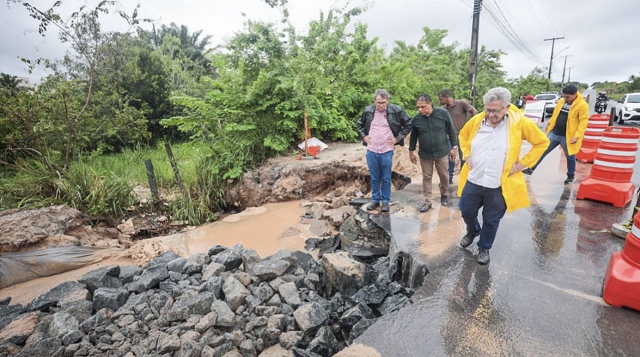 Prefeito de Camaçari, Luiz Caetano, acompanhado de secretários e vereadores, percorreu as áreas mais críticas da cidade (Foto: Reprodução)