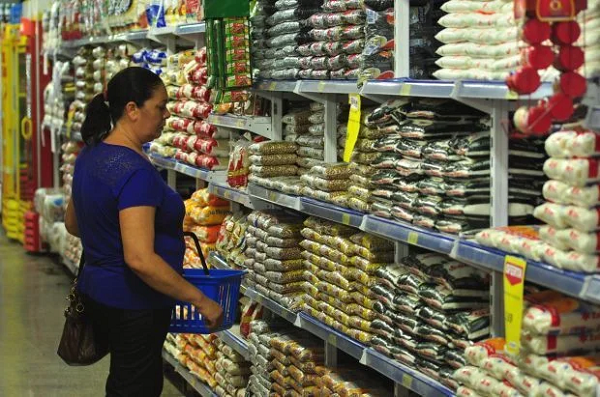 Mesmo em uma casa dois dois adultos assalariados, a soma total de rendimentos não chega na metade do mínimo ideal (Foto: Reprodução)
