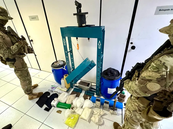 Laboratório montado no povoado de Maria Preta, em Santo Estêvão (Foto: Divulgação/Polícia Militar)