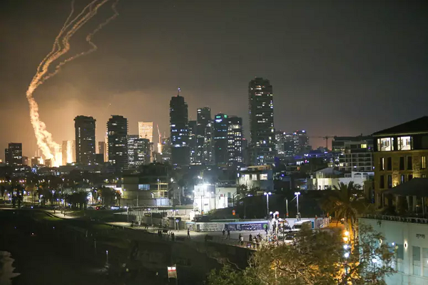 Irã atacou Israel em retaliação ao bombardeio israelense feito durante a manhã. Tudo isso na sexta-feira, 13, quando teve início uma nova fase do conflito (Foto: Getty Images)