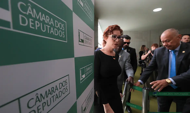 Deputada Carla Zambelli durante coletiva no salão verde da Câmara dos Deputados (Foto Lula Marques/EBC)