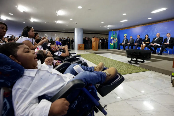 O veto era alvo de críticas de mães de crianças com a deficiência (Foto: Isac Nóbrega/PR)