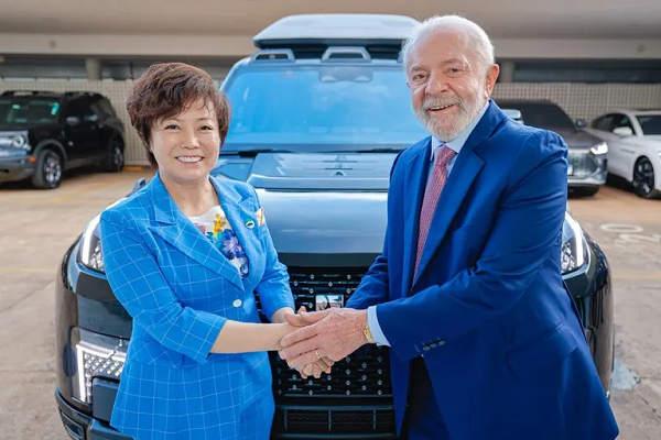 Lula ao lado da vice-presidenta Executiva da BYD e CEO da BYD nas Américas, Stella Li em Brasília (Foto: Ricardo Stuckert/Secom-PR)