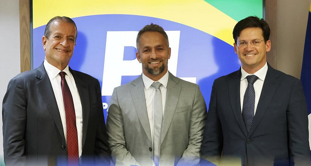 Ex-presidente da Câmara de Camaçari e candidato a prefeito derrotado no pleito de 2024, Flávio Matos, ao lado do presidente nacional da legenda, Valdemar Costa Neto e do dirigente estadual, João Roma (Foto: Reprodução/Instagram @flaviomatosoficiall)