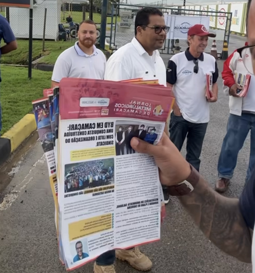 Sindicalistas estiveram na planta instalada em Camaçari e distribuíram, o primeiro jornal da entidade para a categoria (Foto: reprodução Instagram/julio_bonfim_) Sindicalistas estiveram na planta instalada em Camaçari e distribuíram, o primeiro jornal da entidade para a categoria (Foto: reprodução Instagram/julio_bonfim_)