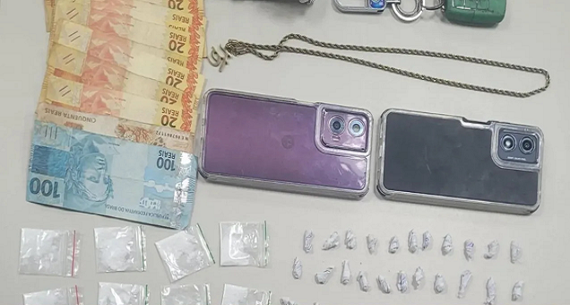 Os ocupantes e todo o material apreendido dentro do carro foram encaminhados para a 18ª Delegacia Territorial para adoção das medidas cabíveis (Foto: Reprodução/Instagram @12bpmcamacari) Os ocupantes e todo o material apreendido dentro do carro foram encaminhados para a 18ª Delegacia Territorial para adoção das medidas cabíveis (Foto: Reprodução/Instagram @12bpmcamacari)