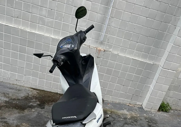 Motocicleta com placa clonada circulando na região do Centro Comercial de Camaçari (Foto: Reprodução/Instagram @12bpmcamacari) Motocicleta com placa clonada circulando na região do Centro Comercial de Camaçari (Foto: Reprodução/Instagram @12bpmcamacari)