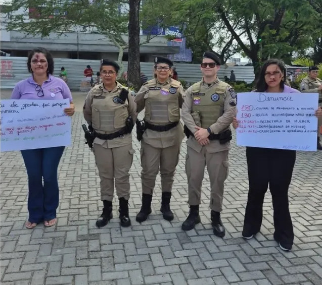 Durante a mobilização servidoras da Semu estavam maquiadas como se tivessem sofrido agressões, o que sensibilizou os transeuntes no Centro da Cidade (Foto: Reprodução/Instagram @12bpmcamacari)