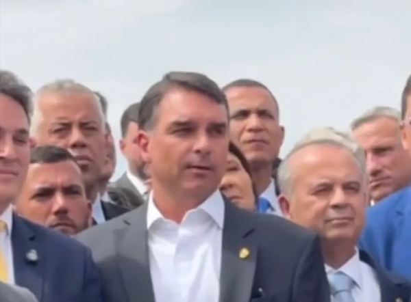 Liderada pelo senador Flávio Bolsonaro (PL-RJ), a bancada defende a adoção de anistia a Bolsonaro e o fim do foro privilegiado (Foto: Reprodução/Redes Sociais) Liderada pelo senador Flávio Bolsonaro (PL-RJ), a bancada defende a adoção de anistia a Bolsonaro e o fim do foro privilegiado (Foto: Reprodução/Redes Sociais)