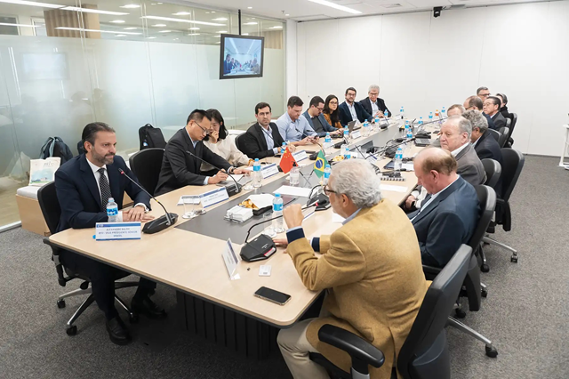 Seminário contou com a presidente da Abipeças e do Sindipeças, Cláudio Sahad, a presidente da BYD Brasil, Tyler Li e o vice-Presidente Sênior e Head Comercial e de Marketing da BYD Auto Brasil, Alexandre Baldy (Foto: Divulgação BYD)