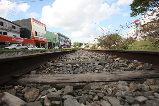 Trilhos do trem que cortam o centro da cidade de Camaçari (Foto: Luciano Carcará/Ag. A Tarde) Trilhos do trem que cortam o centro da cidade de Camaçari (Foto: Luciano Carcará/Ag. A Tarde)