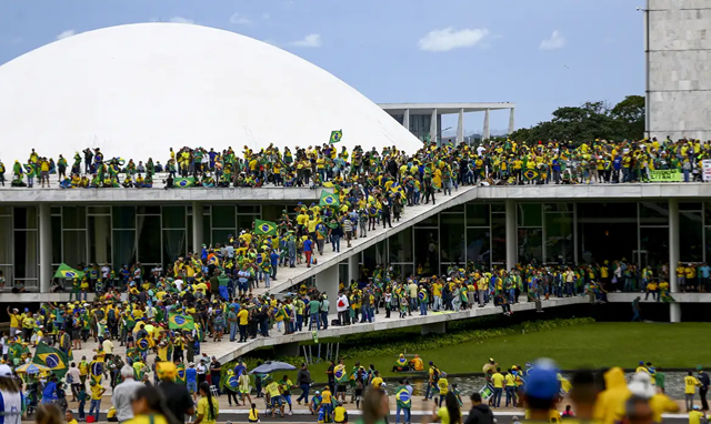 Manifestantes bolsonaristas invadiram e depredaram as sedes dos Três Poderes — Congresso Nacional, Supremo Tribunal Federal (STF) e Palácio do Planalto em 8 de janeiro de 2023 (Foto: Marcelo Camargo/Agência Brasil) Manifestantes bolsonaristas invadiram e depredaram as sedes dos Três Poderes — Congresso Nacional, Supremo Tribunal Federal (STF) e Palácio do Planalto em 8 de janeiro de 2023 (Foto: Marcelo Camargo/Agência Brasil)