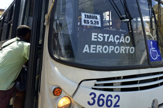 Ponto de ônibus em Lauro de Freitas (Foto: Shirley Stolze/Ag. A TARDE)
