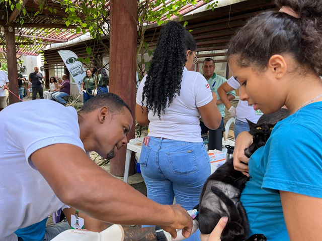 Imunização é voltada para todos os cães e gatos a partir dos três meses de idade, independentemente do estado vacinal anterior (Foto: Emile Lira) Imunização é voltada para todos os cães e gatos a partir dos três meses de idade, independentemente do estado vacinal anterior (Foto: Emile Lira)