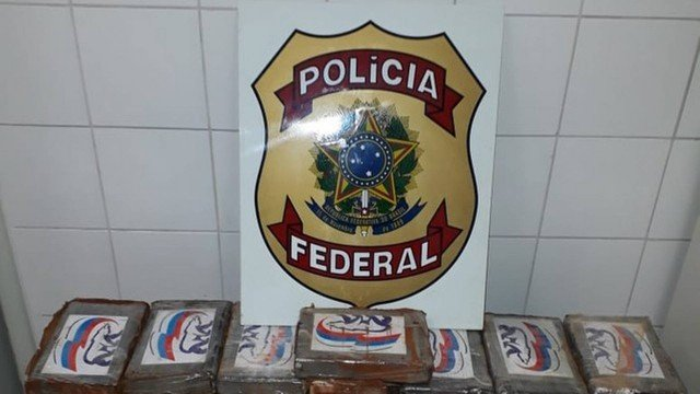 Carregamento de droga chega à sede da PF no Rio (Foto: Reprodução) Carregamento de droga chega à sede da PF no Rio (Foto: Reprodução)