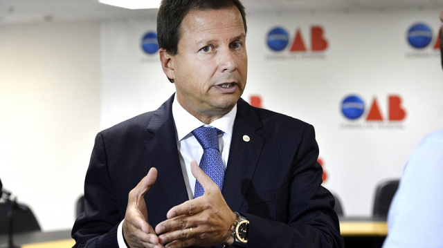 Presidente da Ordem dos Advogados do Brasil (OAB), Claudio Lamachia expressou repúdio a fala com tom de ameaça feita pelo filho do presidenciável Jair Bolsonaro (PSL), o deputado federal, Eduardo Bolsonaro (Foto: Reprodução) Presidente da Ordem dos Advogados do Brasil (OAB), Claudio Lamachia expressou repúdio a fala com tom de ameaça feita pelo filho do presidenciável Jair Bolsonaro (PSL), o deputado federal, Eduardo Bolsonaro (Foto: Reprodução)