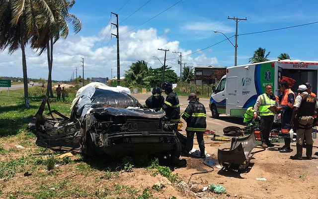 Carro capotou na BA-099 e homem morreu; mulher ficou presa às ferragens na Bahia (Foto: German Maldonado | TV Bahia) Carro capotou na BA-099 e homem morreu; mulher ficou presa às ferragens na Bahia (Foto: German Maldonado | TV Bahia)