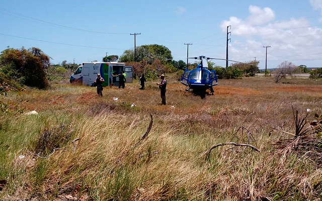 Helicóptero do Graer no local do acidente para transportar a vítima do capotamento na Bahia (Foto: German Maldonado | TV Bahia) Helicóptero do Graer no local do acidente para transportar a vítima do capotamento na Bahia (Foto: German Maldonado | TV Bahia)