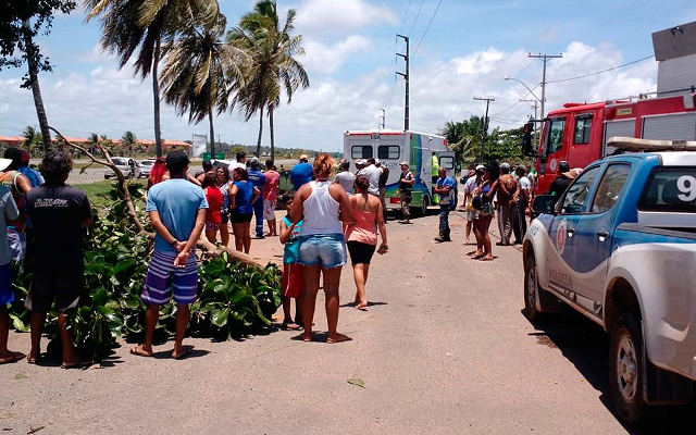 Populares se aproximaram do local do acidente na BA-099, na Bahia (Foto: Rildo de Jesus | TV Bahia) Populares se aproximaram do local do acidente na BA-099, na Bahia (Foto: Rildo de Jesus | TV Bahia)