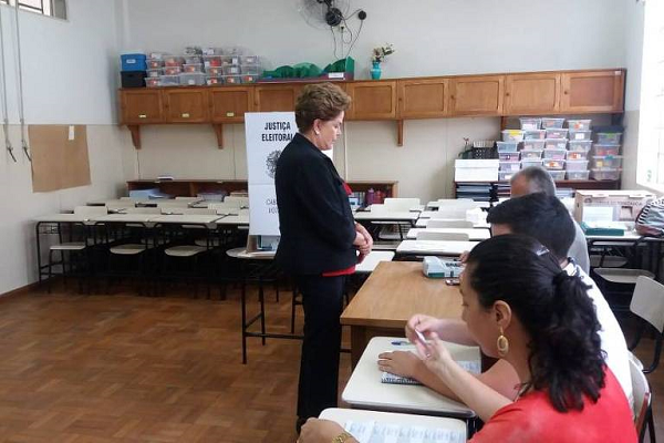 Dilma Rousseff registrou seu voto neste domingo (28) em uma escola de Belo Horizonte, Minas Gerais (Foto: Reprodução)