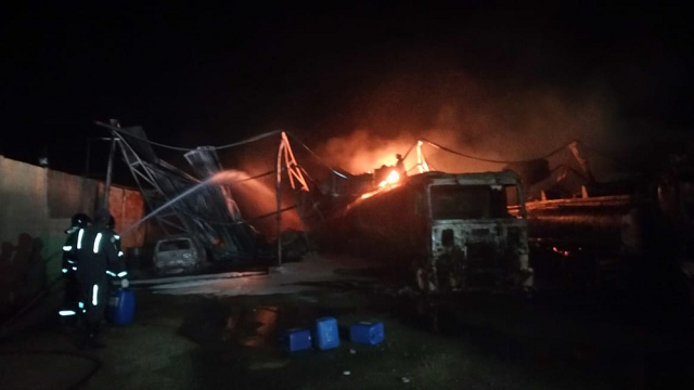Incêndio em garagem de caminhões deixou feridos em Candeias (Foto: Divulgação | Corpo de Bombeiros) Incêndio em garagem de caminhões deixou feridos em Candeias (Foto: Divulgação | Corpo de Bombeiros)